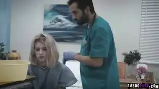 الدكتور يلمس كس بالعياده