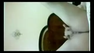 مراهقة مثيرة تلمس فرجها الحليق وتئن في فعل استمناء إباحي