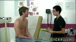 سحاق طبي صريح: طبيبة طويلة الشعر تستخدم أصابعها ولعب على كس ناعم