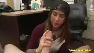 عاهرة فرنسية ناضجة يائسة تُفَضَّى بواسطة أسود