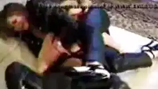 مكممة الفم ومأخوذة من الخلف