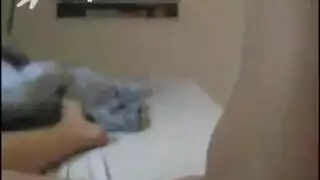 مراهقة شقراء متحمسة تلعب بفرجها المثير