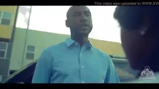 شاب يشاهد فتاة سمراء تلمس نفسها