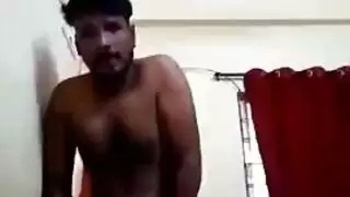 الفتاة اليابانية الجذابة تنك من قِبَل رجلين في مشهد جنس جماعي علني