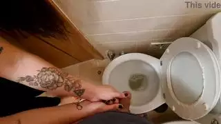 تبلغ ذروتها بقوة على قضيب شاب وسيم بعد مشاهدة أفلام إباحية مطولة