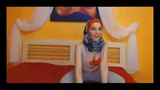 فتاة محجبة مغرية تلمس كسها المبلل مباشرة هزة جماع محجبة