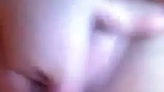 كاميرا خفية في الحمام – مراهقة تمارس الجنس مع نفسها بلعبة