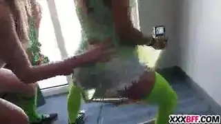 قضيب أخي غير الشقيق الكبير يترجم أناتي إلى صرخات