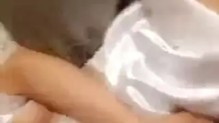 سمراء ثرثارة تمص بلعق ثم تأخذ إيلاج مزدوج عنيف