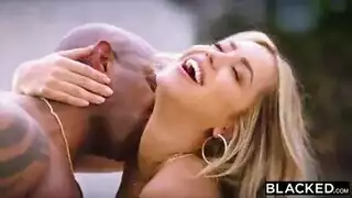 شقراء تُشق إلى نصفين بواسطة قضبان سوداء ضخمة