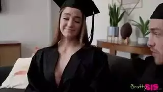 علاقة سرية بين أخ وأخت: مشهد جنسي صريح