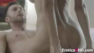 جنس جماعي في السيارة: أليكسيس فوكس تخدم عدة أعضاء ذكورية