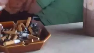 فتاة صغيرة تستمني بكسيها المبلل في البرية