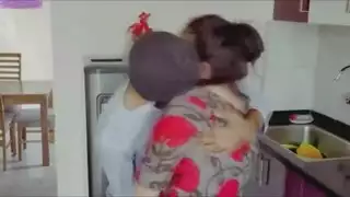 أم ممتلئة الجسم تتعرض لتخريب قاسي لحفرة ضيقة