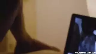 تبادل في الفندق: زوجة شابة تأخذ قضيب المصور بينما الزوج يشاهد