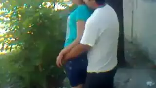 جلسة نيك في الحديقة: شاب يدلك قضيبه على طيزها المشدود