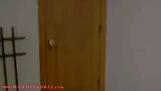 فتاة ناضجة ساخنة تُمارس الجنس في المؤخرة وتعطي مصًا شغوفًا