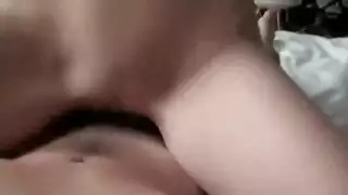 جلسة مساج مثيرة شقراء تتعامل مع قضيبه والثانية مستعدة