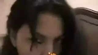 في حالة سيئة، تحصل على فرجها المنقوع يلحس ويداعب بقوة