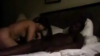 إباحية ما قبل عيد الميلاد: قضيب أسود كبير يسود على راكبة في مكان العمل