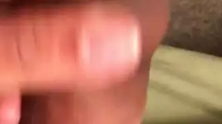 رجل قرنية يخدم رجلين ناضجين في لقاء إباحي