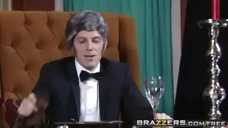 رومانسية صارخة: الزوجة المدللة تحب الحركة الجافة في غرفة النوم