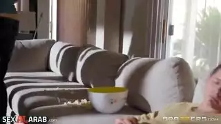 صامت لكن قاتل: الابن يضرب فتحة نينا إيلي الضيقة بجانب الأب النائم