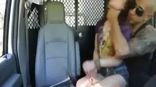 مراهقة تمارس جنسًا خشنًا في السيارة مشهد إباحي قوي