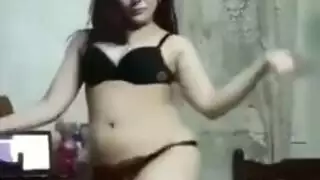 رقصة عارية لفتاة مصرية: تجرد من كل شيء وهز لمؤخرتها