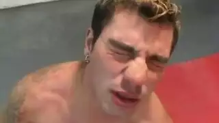 شباب لاتينيون شواذ يمصون ويمارسون الجنس بعنف