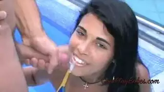 إطلاق مني متطرف على الوجه بحبال من السائل المنوي اللزج