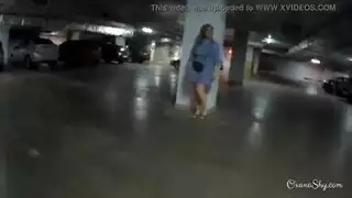 تعري علني: شرموطة تكشف طيزها الشاحبة للغرباء