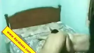 زوجة مصرية مطيعة تهيمن عليها عشيق شمالي قاسٍ