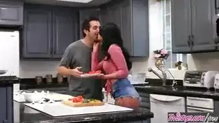 جنس سريع في المطبخ: المزاح يتحول إلى جنس شرجي عنيف