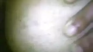 مراهقة مثيرة تلمس مهبلها الضيق وفتحة شرجها