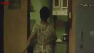 مراهق يضرب أمه السمراء ذات الثديين الكبيرين بعنف