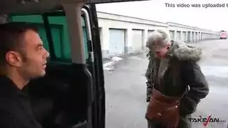 فتاة السيارة المثيرة: ميكانيكي ينك فرجها الجشع في السيارة