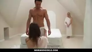 أوجي مشبع بالزيت: مساج شرجي ومهبلي جماعي