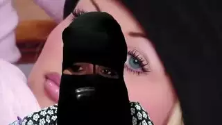 امرأة ناضجة تمتلئ فتحاتها من قبل شاب وسيم