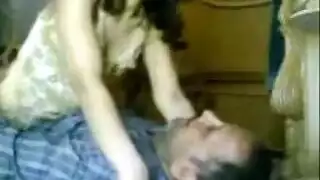 نجار قاسي يدق نقطة الـ جي خاصتها مثل مسمار