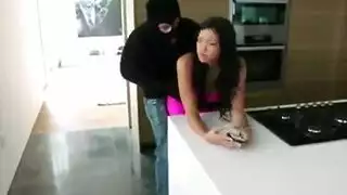 سرقة عذريتها: إباحية عنيفة مع دخيل شقي والمستأجرة