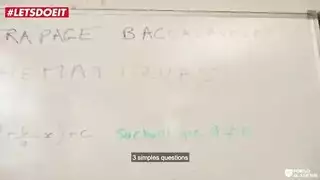 ثنائي في الفصل: المدرس وصديقه يمارسان الجنس مع طالبة مراهقة