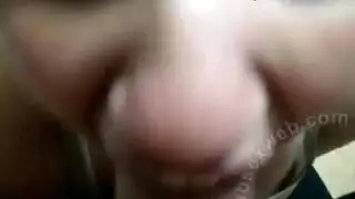 بيبة جزائرية فاجرة تخدم عمودًا كبيرًا وخشنًا في مشهد فموي