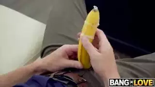 أمهات عاهرة بصدر كبير تجذب ابنها لمشهد جنسي عائلي