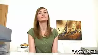 شقراء وقحة توجه رجلها حول كيفية ممارسة الجنس معها بقوة في المطبخ