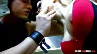 حفلة جنس في غرفة الفندق: آفا آدامز تظهر فرجها وتتلقى القضيب