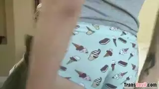 المربية العابرة جنسياً في مص مزدوج صريح ونيك قاسي