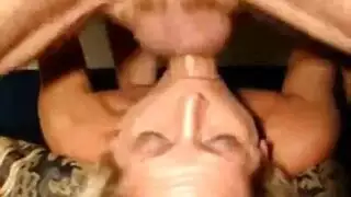 عاهرة شرجية ناضجة تتعرض لتدمير مؤخرتها بقضيب الجار الشاب