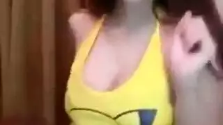 فتاة ساخنة تتلقى قذفًا كثيفًا على وجهها