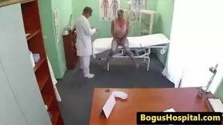 رجل عجوز يقوم بل جنس معا حفيدته
